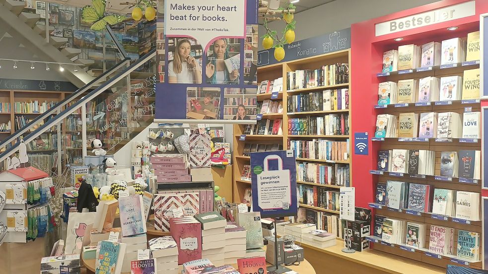 Auf dem Tisch liegen die Bücher, die bei Booktok beliebt sind. Foto: Vogt