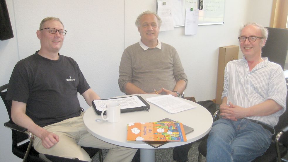Wissenschaftliche Erforscher des Saterfriesischen vereint an einem Tisch im Rathaus in Ramsloh (von links): Dr. Stephen Laker, Bouke Slofstra und Henk Wolf. Foto: Gemeinde Saterland