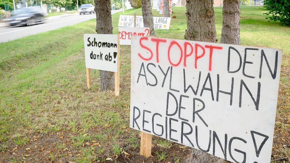 Protest in Upahl gegen eine Flüchtlingsunterkunft ist an der Tagesordnung. In Schleswig-Holstein ist die Lage indes ruhig. Foto: Volker Bohlmann