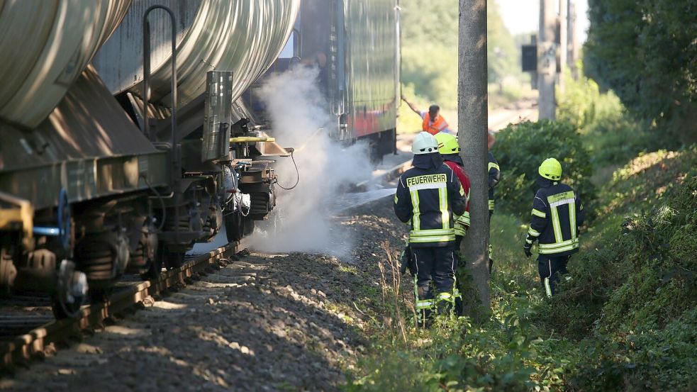 Die Feuerwehr kühlte die Bremse ab. Foto: Loger