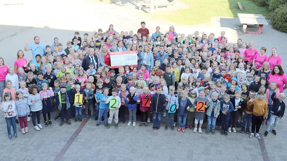Beim Sponsorenlauf der Grundschule Ramsloh kamen stolze 12.702 Euro zusammen. Die Schülerinnen und Schüler sowie der Förderverein der Schule übergaben nun die Häfte des Betrages an den Kinder-und Jugendhospizdienst der Malteser in Friesoythe. Foto: Passmann