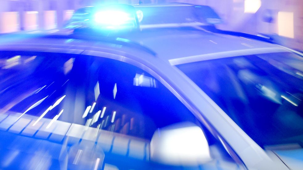 Bei absichtlich herbeigeführten Fehlalarmen sind Feuerwehrleute, Rettungskräfte und Polizisten sinnlos gebunden, so dass sie für echte Notfälle nicht zur Verfügung stehen. Symbolfoto: Rehder/dpa