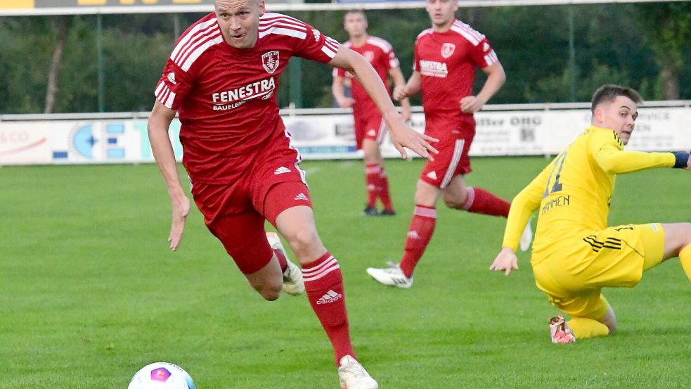 Janek de Buhr (am Ball) ist verletzt und wird vermutlich gegen den TuS Middels nicht für TuRa stürmen können. Foto: Damm