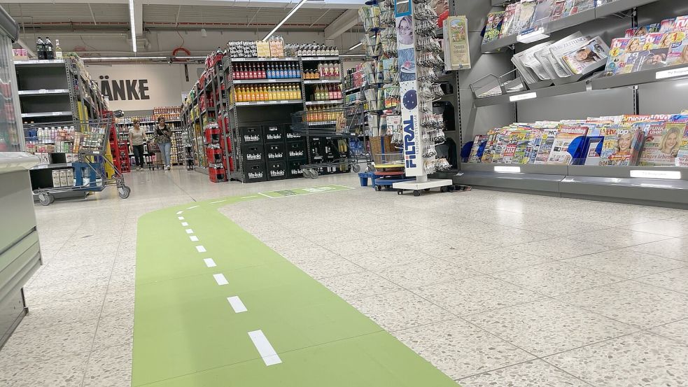 Eine grüne Straße soll die Kunden zur Easy-Shopper-Kasse führen. Foto: Hellmers