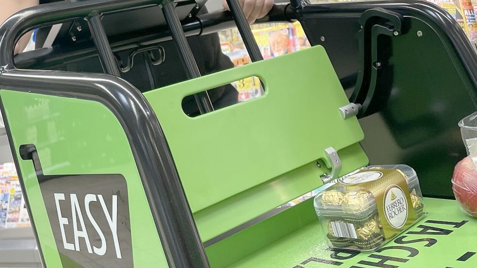 Auch auf dem Fehn kann man ab Montag mit digitalen Einkaufswagen einkaufen. Die Easy Shopper sollen den Einkauf schneller vonstatten gehen lassen. Foto: Hellmers