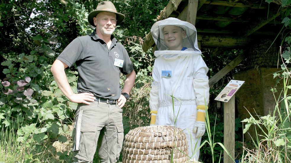 Ingo Rieken (1. Vorsitzender/Inhaber) und der jüngste Imker im Garten, Tammo Wellens, leiteten das Saison-Ende ein. Foto: Hinderks