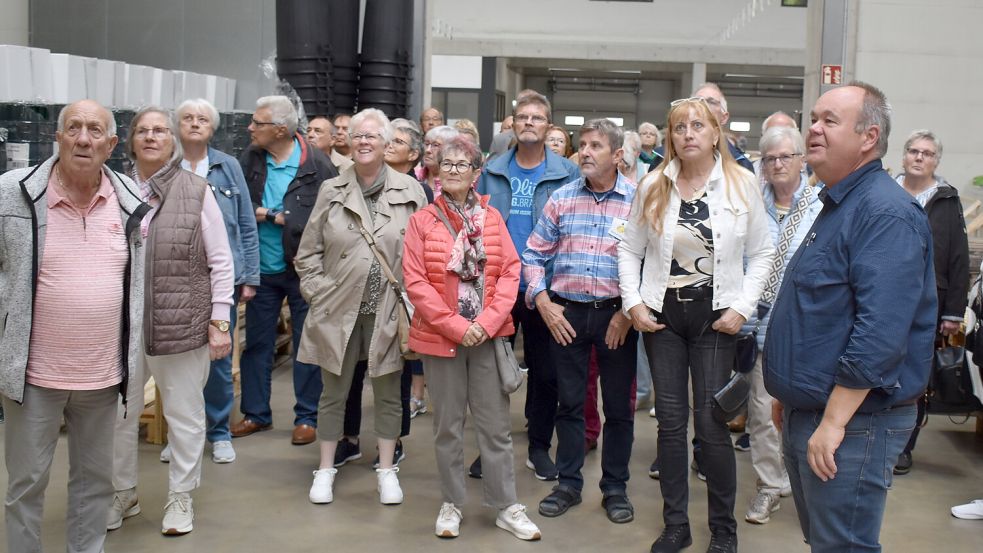 Andreas Wreesmann (vorne, rechts), Einkäufer bei der Firma Wreesmann, führte die Teilnehmer durch das neue Lagergebäude im Gewerbegebiet. Fotos: Zein