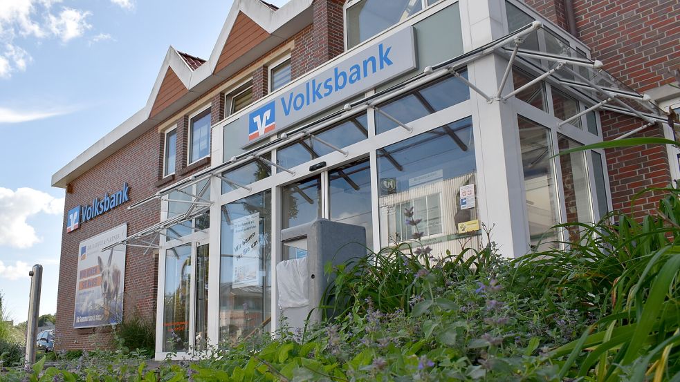 Die Filiale der Volksbank an der Hauptstraße in Ostrhauderfehn muss abgerissen werden. Foto: Zein