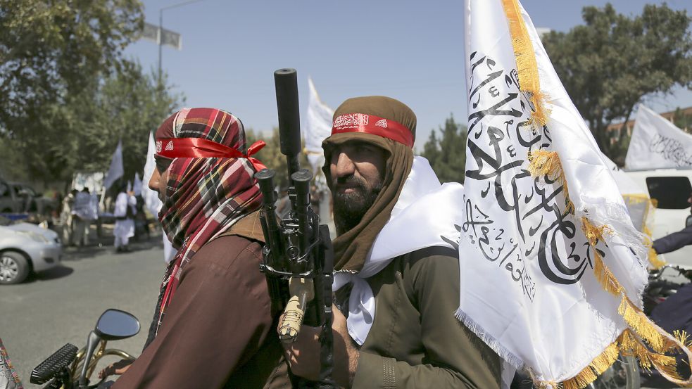 Vor zwei Jahren zog sich der Westen aus Afghanistan zurück, seitdem regieren dort die fundamentalislamischen Taliban. Diese verlangen nun Entschädigung von Deutschland. Foto: dpa/AP/Siddiqullah Alizai
