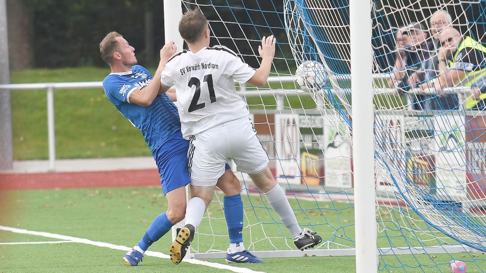 Die Szene des zwischenzeitlichen 1:1: Esens-Offensivspieler Manuel Meints (links) ging zum Ball, der aber schon hinter der Torlinie war. Foto: Doden, Blomberg