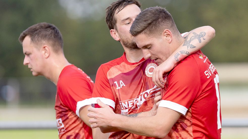 Hauke Booms (rechts) ließ sich nach seinem Treffer zum 1:0 von seinen Mitspielern feiern. Foto: Doden/Emden