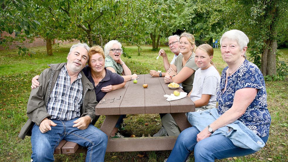 Umringt von Apfelbäumen konnten es sich die Besucher in Oldersum gemütlich machen. Foto: Stromann