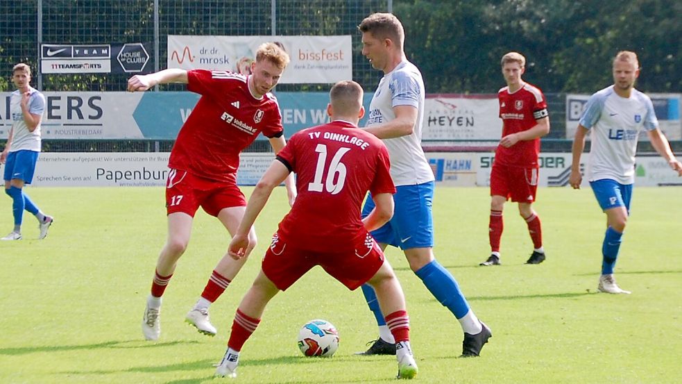 Niklas Papen (am Ball) erzielte den einzigen Papenburger Treffer. Foto: Reemts