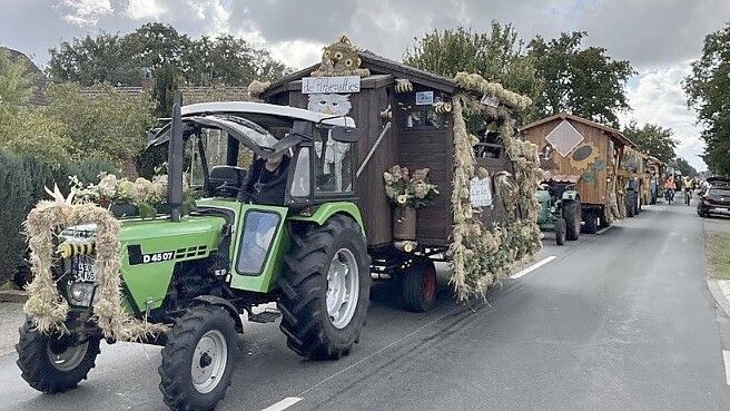 Wie auch im vergangenen Jahr sind wieder viele geschmückte Erntewagen beim Umzug durch Völlenerkönigsfehn dabei. Foto: Landwirtschaftlicher Zweigverein