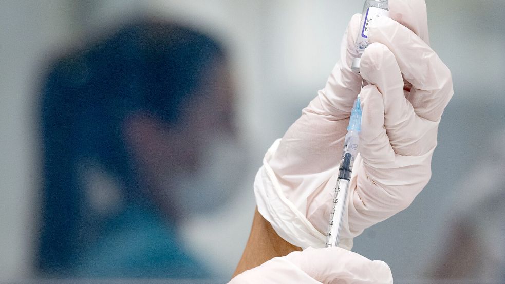 Eine Frau zieht eine Dosis des Impfstoffes von Biontech/Pfizer für eine Corona-Impfung auf. Foto: Murat/DPA