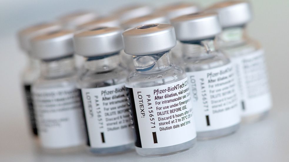 Der Corona-Impfstoff von Biontech/Pfiter wird weiter in Fläschchen mit sechs Dosen ausgeliefert. Das sorgt für Kritik. Foto: Hoppe/DPA