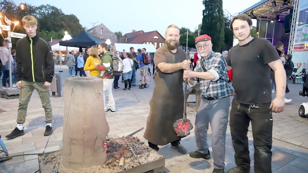 Feurig wurde es, als der Rennofen von (von links) Jannis Scholz, Wilfried Stiller und Jan-Niklas Carl geöffnet und die Lupe zusammengepresst wurde. Foto: Passmann