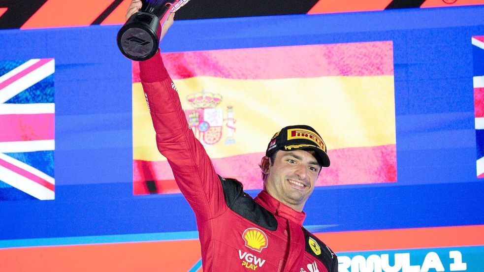 Ferrari-Pilot Carlos Sainz hat den Großen Preis von Singapur gewonnen. Foto: Vincent Thian/AP/dpa
