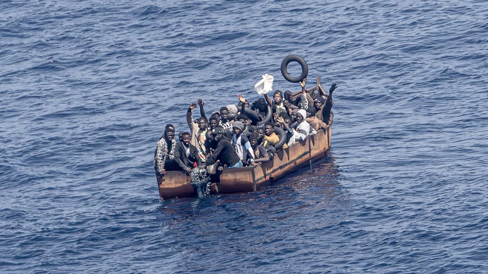 Motorschaden auf dem Mittelmeer: Migranten auf dem Weg zur italienischen Insel Lampedusa. Foto: picture alliance/dpa/Oliver Weiken