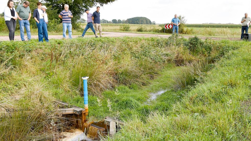 Feldbegang: Martin Windhaus (rechts) erklärte Landwirtinnen und Landwirten bei einem Feldbegang das Sperrwerk. Das Bauwerk ist zwar klein, sein Nutzen jedoch groß. Foto: Hahn