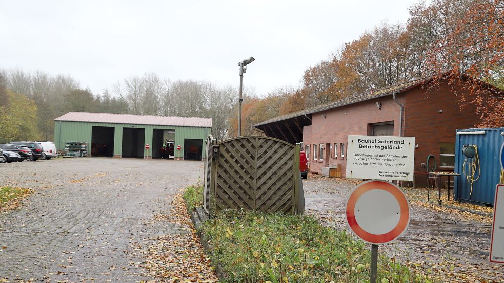 Der Bauhof der Gemeinde Saterland in Scharrel soll durch einen Neubau ersetzt werden. Für das Projekt am aktuellen Standort fehlt allerdings ein gültiger Bebauungsplan. Foto: Passmann