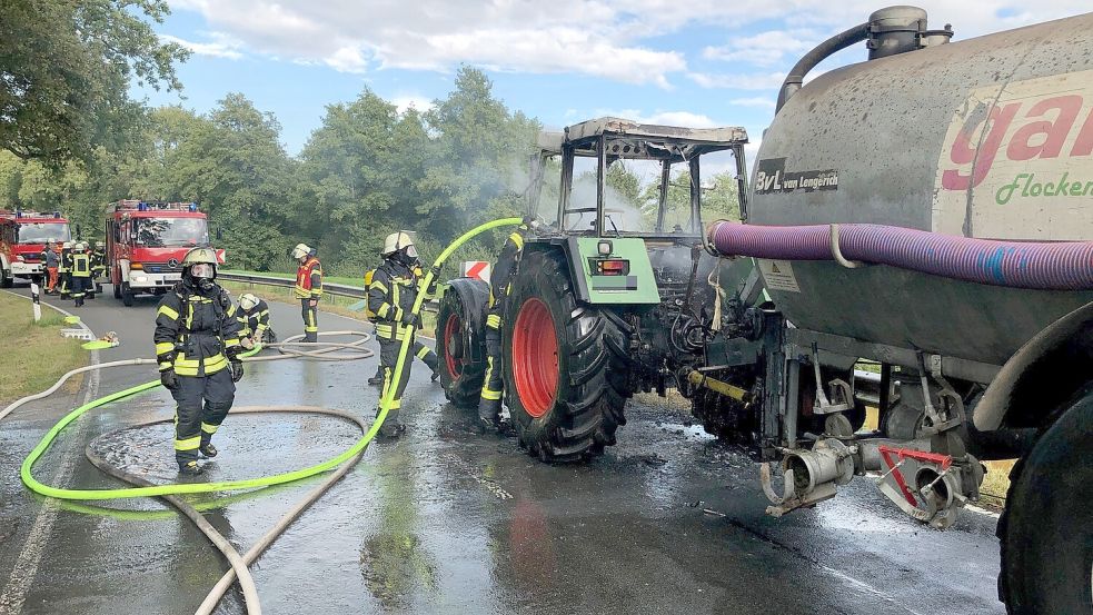 Unter Atemschutz löschten Mitglieder der Feuerwehr Westrhauderfehn den Treckerbrand. Foto: Ammermann