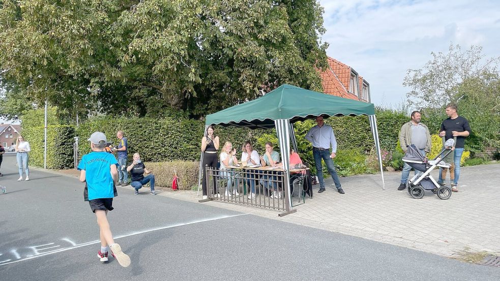 Beim Markt-Lauf in Rhede wurde die Zeit per Hand gestoppt. Foto: Scherzer