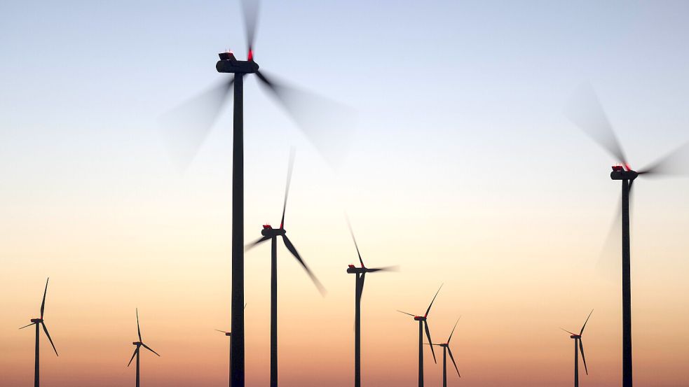 Windräder wandeln im stürmischen Norden besonders viel Energie in Strom um - mit Folgen für süddeutsche Verbraucher. Foto: dpa