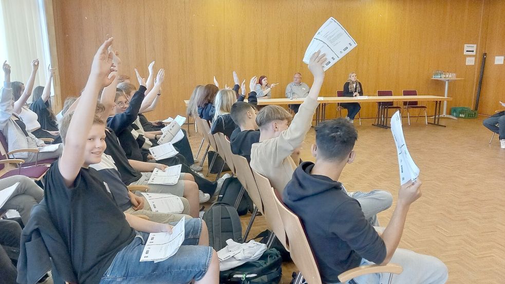 Über 15 Anträge wurde per Handzeichen abgestimmt. Foto: Scherzer