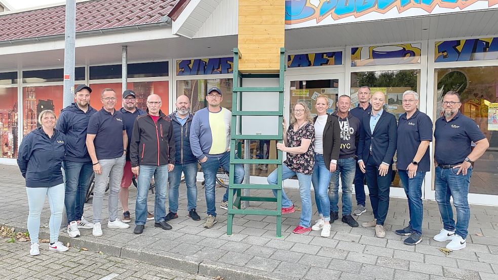 Der Gewerbeverein „Rhauderfehn hat alles“, die Wählergemeinschaft „Unser Rhauderfehn“, die Pfahlsitzer und Zuschauer freuen sich auf die Meisterschaft. Foto: Hagewiesche