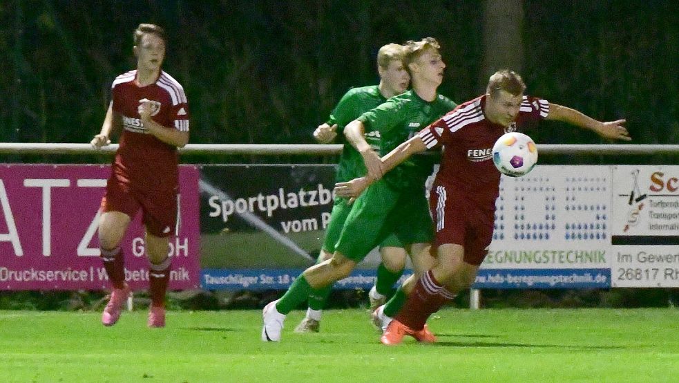 Janek de Buhr (rechts) und TuRa 07 sind weiterhin ungeschlagen. Nach dem 5:5 Anfang August gegen Larrelt gab es am Mittwoch den siebten Ligasieg in Serie. Foto: Damm