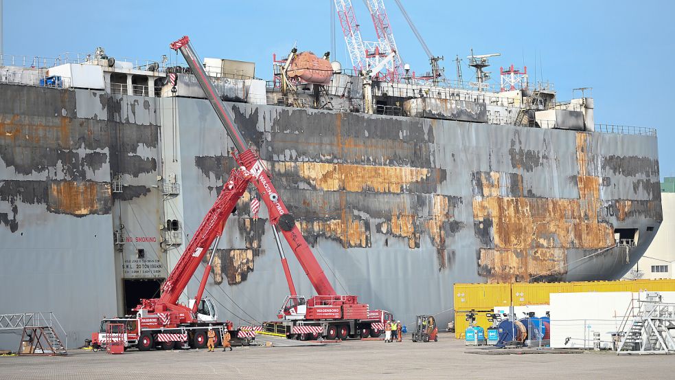 Seit Anfang August liegt die „Fremantle Highway“ in Eemshaven. Bergungsexperten holten dort etwa 1000 Autos von Bord. Foto: Penning/DPA