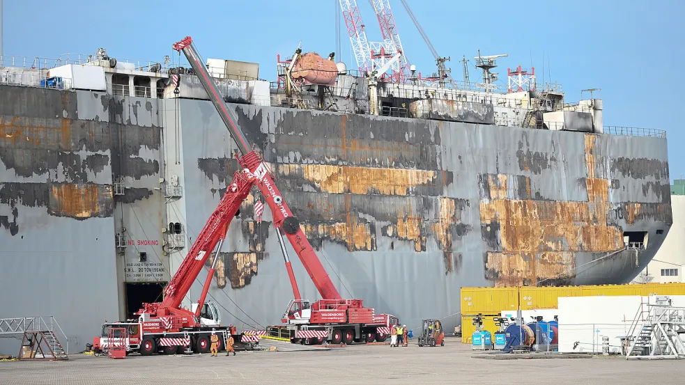 Seit Anfang August liegt die „Fremantle Highway“ in Eemshaven. Bergungsexperten holten dort etwa 1000 Autos von Bord. Foto: Penning/DPA