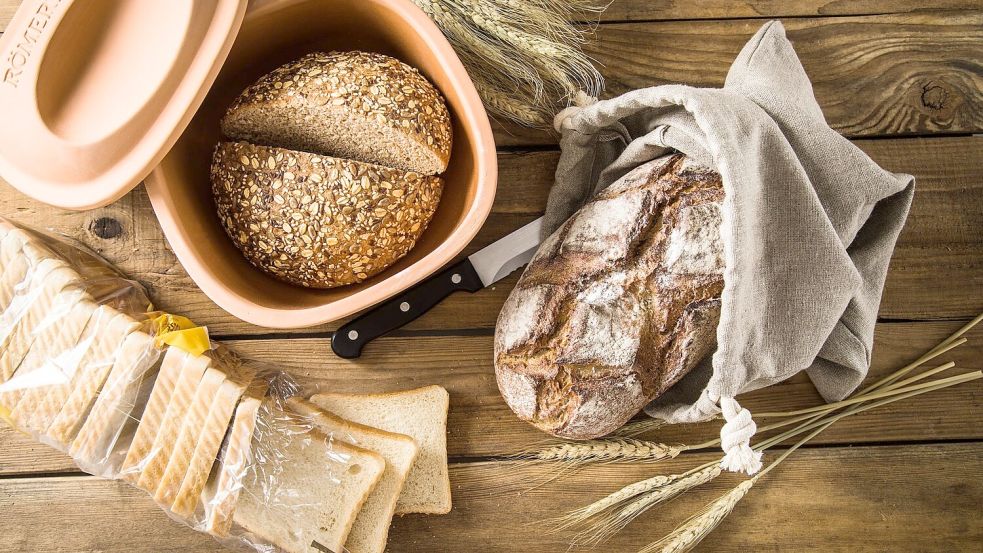 Bei einem Topf aus unglasierter Keramik nehmen die offenen Poren überschüssige Feuchtigkeit auf und geben sie bei Bedarf wieder an das Brot ab. Foto: Christin Klose/dpa-tmn