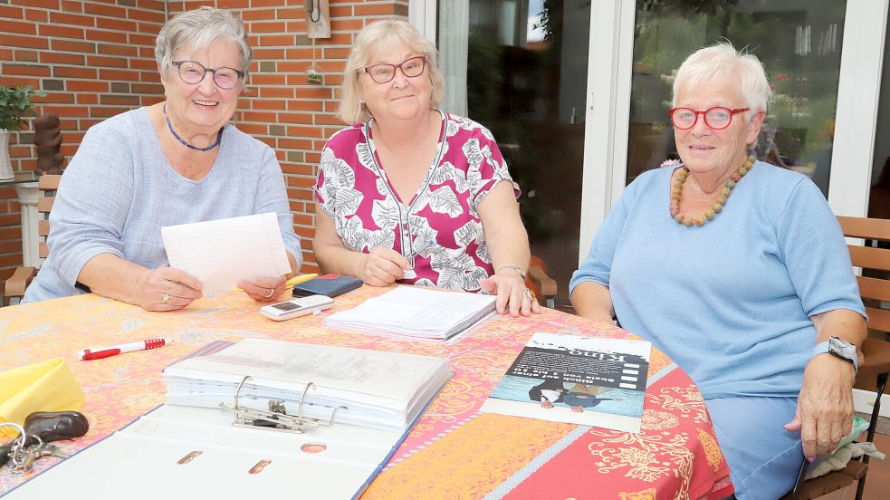Einen Veranstaltungskalender für die Mitglieder der Senioren-Gemeinschaft Barßel (SGB) haben Doris Wiesner, Margret Harms und Erika Thole erstellt. Foto: Passmann