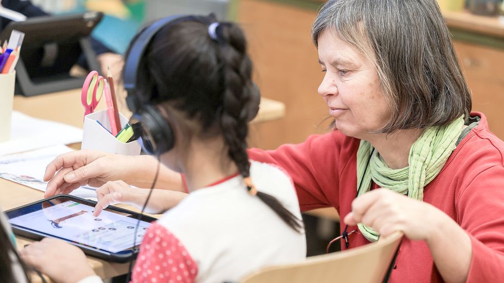 An vielen Schulen haben technische Gerätschaften wie Tablets inzwischen Einzug gehalten. In Schweden will man nun jedoch wieder verstärkt auf Schulbücher aus Papier setzen. Foto: dpa/Oliver Berg
