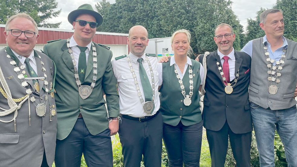 Während es Schützenfestes in Ostrhauderfehn stellten sich mehrere amtierende Schützenkönige zum Gruppenfoto auf: (von links) Helwig Röhrsch (Kreiskönig), Maik Hinrichs (König in Holterfehn), Gregor Hoten (König in Ostrhauderfehn), Petra Röhrsch (Königin in Idafehn), Frank Schulte (König in Strücklingen) und Marec Hopp (König in Bollingen-Bibelte). Bis auf Maik Hinrichs wohnen alle in der Gemeinde Ostrhauderfehn. Auf dem Foto fehlt Holger Röhrsch, der König von Folmhusen. Auch er kommt aus Ostrhauderfehn. Foto: Neeland