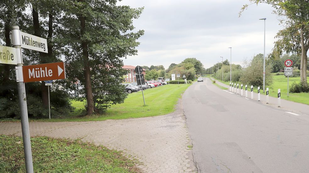 Der Mühlenweg soll saniert werden. Im Bereich der FIP (links) erfolgte eine Eingrünung. Foto: Passmann