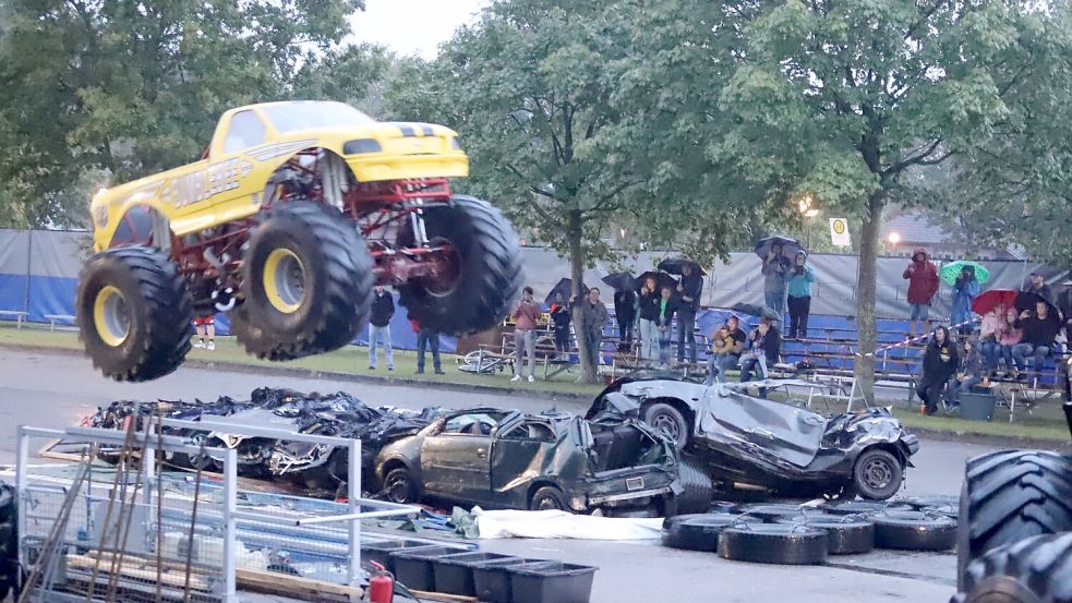 Fliegende Monstertrucks waren ein Höhepunkt der Show auf dem Parkplatz beim Schulzentrum. Foto: Passmann
