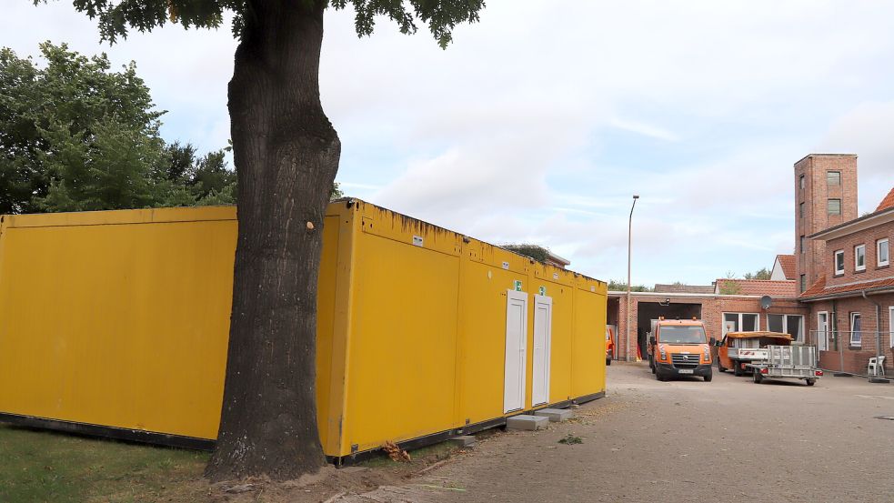 Die Container stehen bereits. Der Bauhof zieht vorübergehend auch auf das Gelände des ehemaligen Rathauses in Scharrel. Foto: Passmann