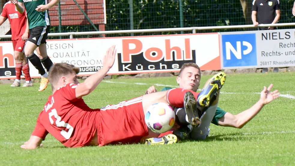 Die TuRaner (links Nico Bohlen) werden sich auch in Bunde auf harte Zweikämpfe einstellen müssen. Foto: Damm