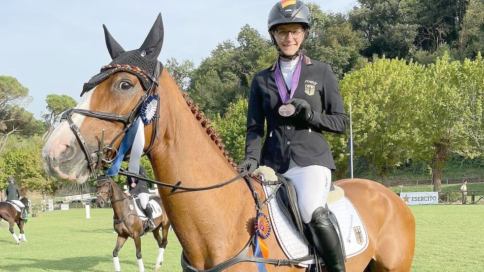 Pia Schmülling aus Großheide hat ihre hervorragende Saison mit EM-Bronze im Teamwettbewerb gekrönt. Foto: Privat