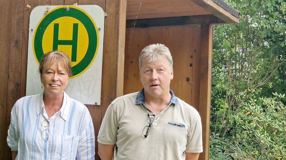 Demenzberaterin Sigrid Ubben und Andreas Cramer, Leiter des Altenzentrums Rheiderland, stehen vor einer Haltestelle im Garten des Altenheims, die eigens für Demenzkranke eingerichtet wurde. Foto: Gettkowski