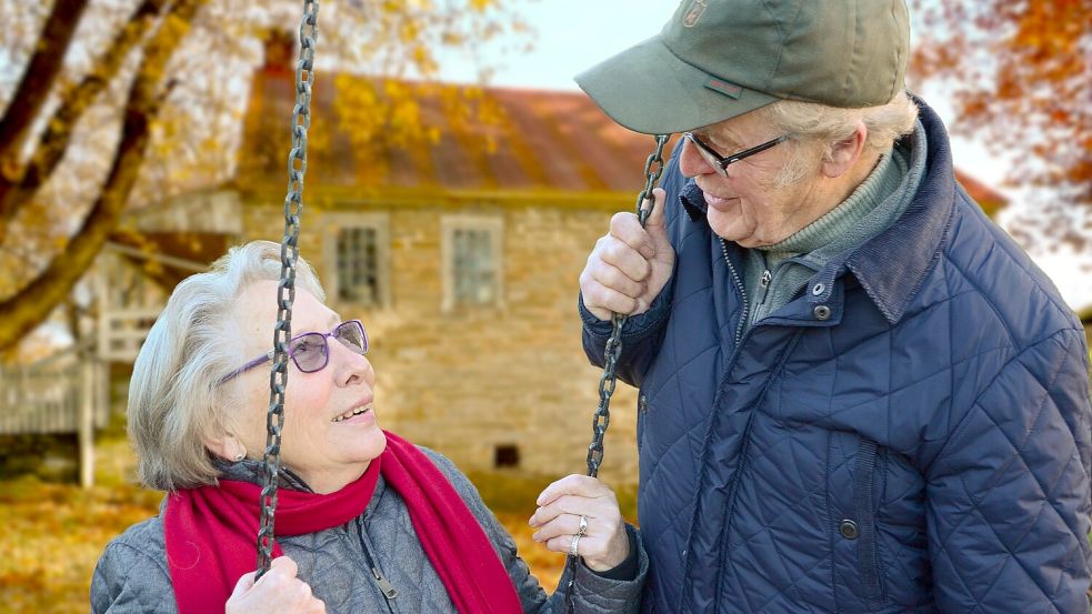 Wenn ein an Demenz erkrankter Mensch seinen langjährigen Partner nicht mehr erkennt, kann das eine Erfahrung sein, die erst einmal verarbeitet werden muss. Foto: Pixabay