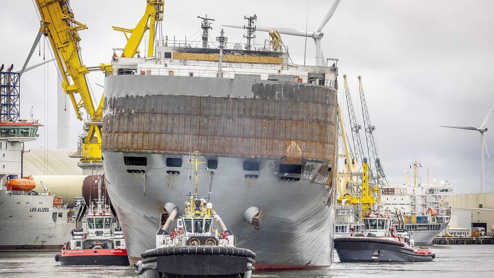 Die Fremantle Highway hat Eemshaven verlassen. Schlepper ziehen den abgebrannten Autofrachter nach Rotterdam. Foto: Vincent Jannink/ANP/AFP
