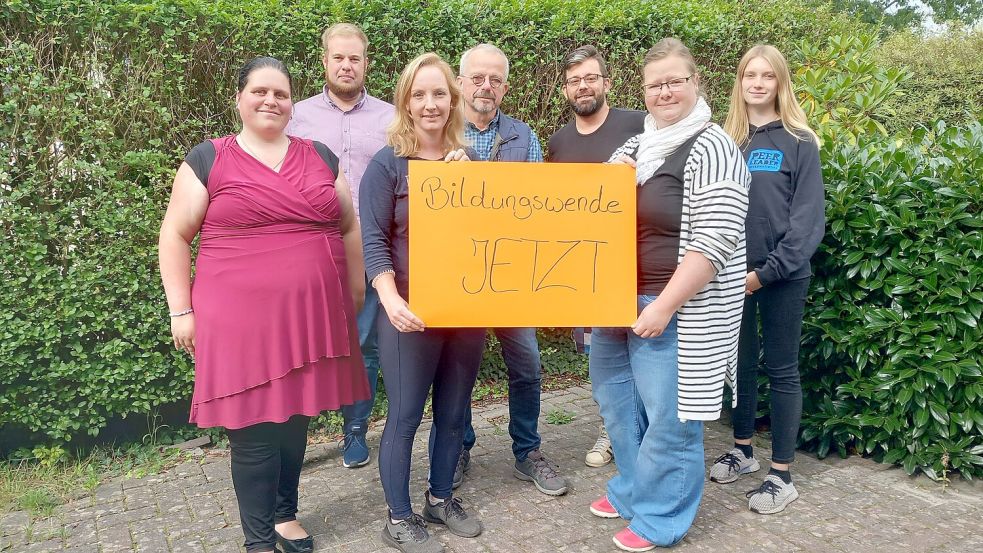 Sie fordern eine Bildungswende: (von links, Daniela Richter (politisch aktive Mutter), Malte Frederichs (2. Vors. Peer-Leader), Sophie Eickhorst (1. Vors. Peer-Leader), Harald Kleem (Gesamtkoordinator Peer-Leader), Chuck Niessit (Kassenwart Peer-Leader), Dana Knipper (Geschäftsführerin AKSR-GmbH) und Katja Peper (Beisitzerin, Projektbegleitung Peer-Leader). Foto: Scherzer