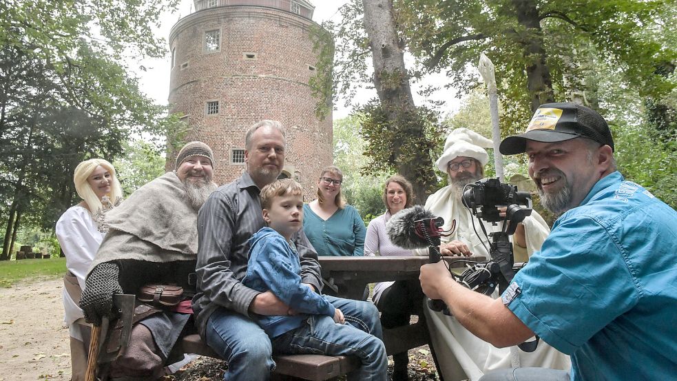 Das Ostfriesland Film Studio freut sich auf die Premiere: Josephine Goertz als Éowyn (von links), Michael Fleßner als Gimli, Ingo Bruns als Aragorn, Leland Bruns als Hobbitkind, Drehbuchautorin Melanie Thien, Melanie Streich-Bruns als Peppin, Norbert Eggers-Welp als Gandalf und Kameramann Stefan Thien.
