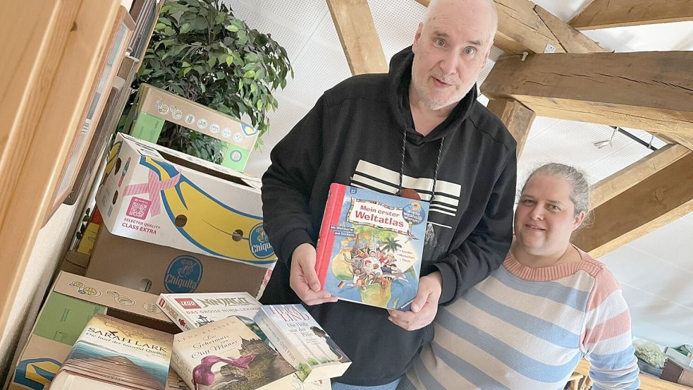 Über zahlreiche Bücher freuen sich Detlef M. Plaisier und seine Frau Sandra Gräfenstein-Plaisier. Foto: Hellmers