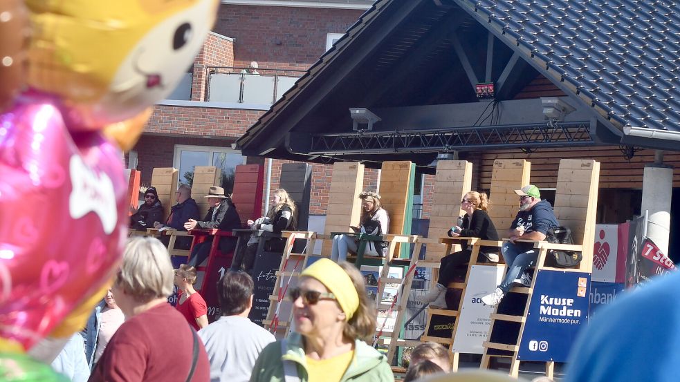 Mitten auf dem Fehntjer Markt sitzen die Teilnehmer. Fotos: Hellmers