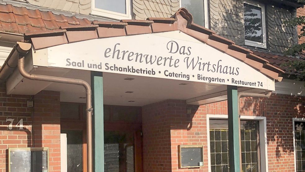 Über dem Eingang zur Gaststätte ist schon der neue Name „Das ehrenwerte Wirtshaus“ zu lesen. Foto: Ammermann